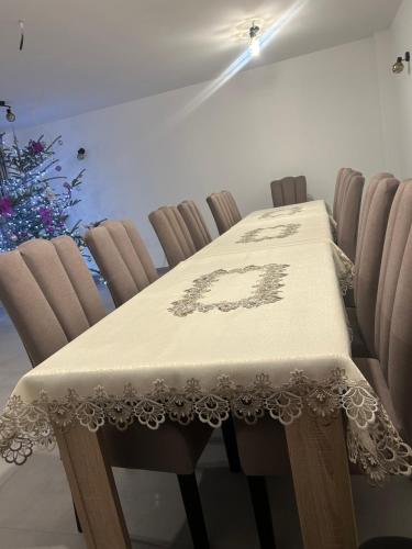 einen Tisch mit einem weißen Tischtuch drauf in der Unterkunft Casa Matteo in Moisei