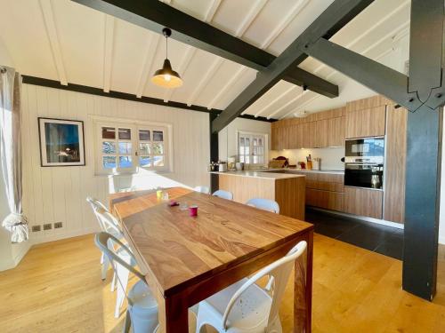 Gallery image of Chalet Cosy 8 Pers, Skis aux Pieds, Balcon, WIFI, Parking - FR-1-505-33 in Notre-Dame-de-Bellecombe