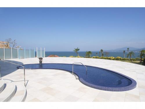 uma piscina com vista para o oceano em Hotel Alegria Gardens Amakusa - Vacation STAY 40451v em Amakusa