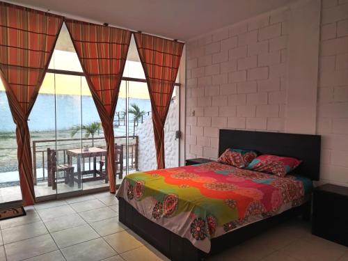 Schlafzimmer mit einem Bett und Meerblick in der Unterkunft Zorritos Backpakers in Tumbes