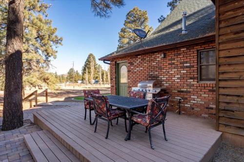 een terras met een tafel en stoelen bij Memory Lodge in Flagstaff