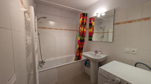 une salle de bain blanche avec un lavabo et une douche dans l'établissement Lovely spacious apartment (+garage) in La Plagne, à Plagne 1800