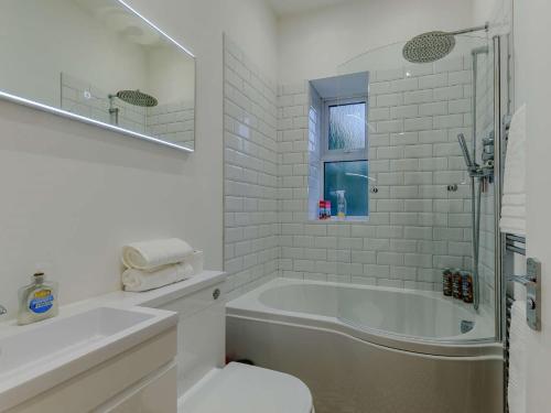 ein weißes Badezimmer mit einer Badewanne und einem Waschbecken in der Unterkunft 2 Bed in Broadstairs 89889 in Broadstairs