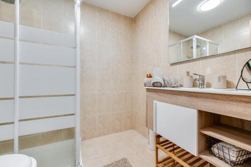 ein Badezimmer mit Dusche und Waschbecken in der Unterkunft calahonda cozy corner in Sitio de Calahonda