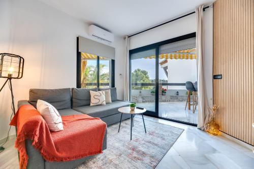 ein Wohnzimmer mit Sofa und Tisch in der Unterkunft calahonda cozy corner in Sitio de Calahonda