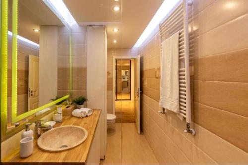 A bathroom at Downtown Oasis Unirii Apartment