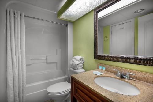 Vannituba majutusasutuses Monterey Bay Suites