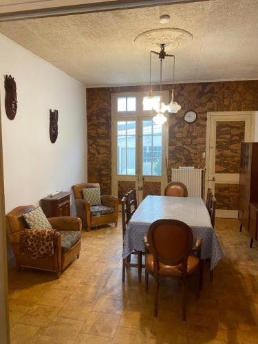 une salle à manger avec une table et des chaises dans une pièce dans l'établissement Charming little single storey house of 80 metre carre, à La Rochelle