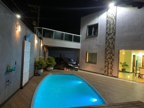 uma piscina em frente a uma casa à noite em Casa dos Amon em Serra