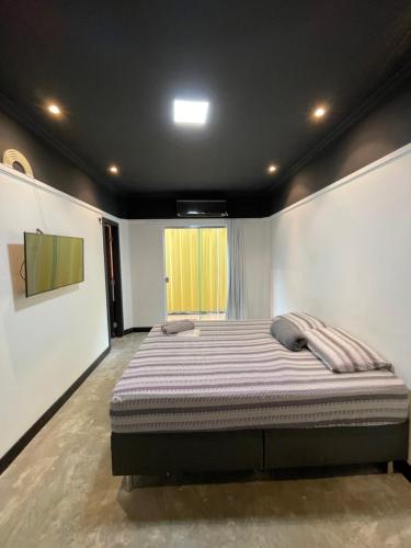 a bedroom with a large bed in a room at Apto Moderno - Centro in Macapá
