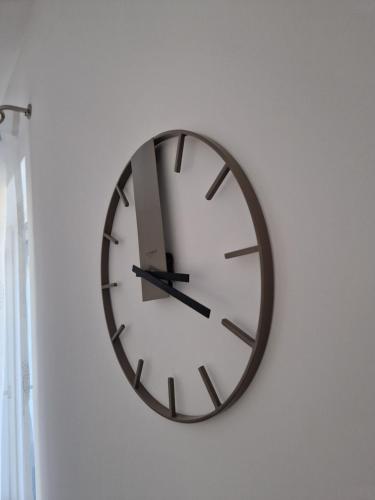 un reloj blanco y negro en una pared en Auszeit Penthouse-Feeling, en Esslingen