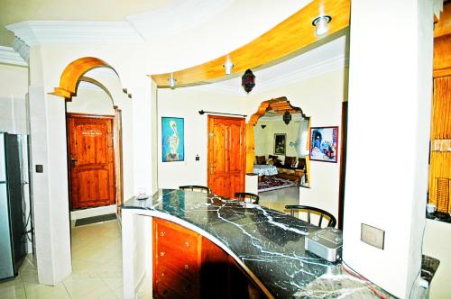 a kitchen with a counter top in a room at Appartement Vintage à EL JADIDA rte Sidi Bouzid in El Jadida