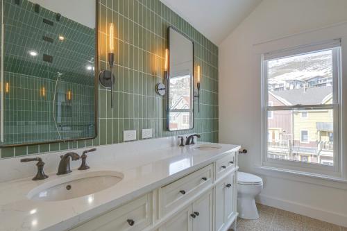 une salle de bain avec un lavabo et un miroir et des toilettes dans l'établissement Chic Crested Butte Townhome half Mi to Skiing!, à Crested Butte