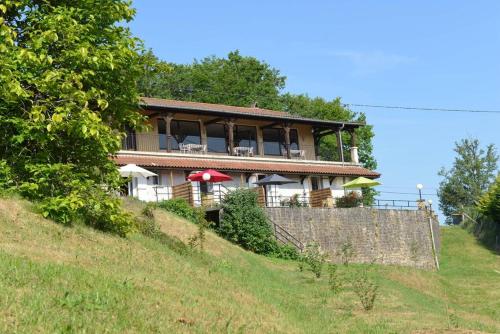 une maison assise au sommet d'une colline dans l'établissement Les hyacinthes, à Sarlat-la-Canéda