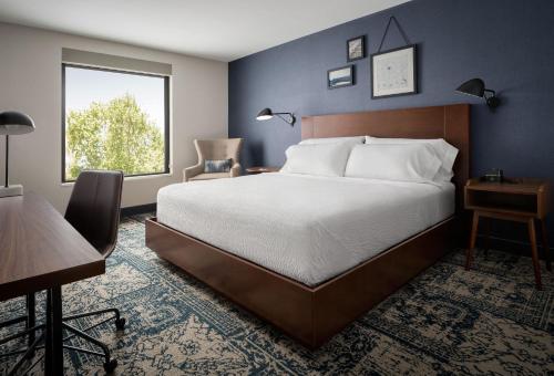 um quarto com uma cama, uma secretária e uma janela em Four Points by Sheraton San Jose Downtown em San Jose
