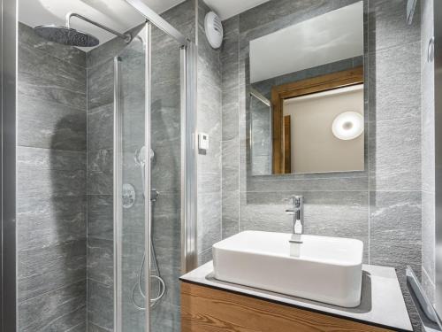 La salle de bains est pourvue d'un lavabo et d'une douche. dans l'établissement Appartement Courchevel 1650, 4 pièces, 8 personnes - FR-1-618-28, à Courchevel