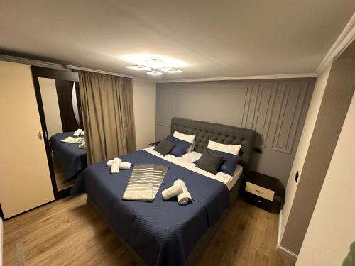 um quarto com uma cama com duas toalhas em Apartment exclusive em Tbilisi
