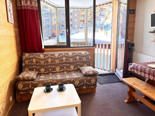 un salon avec un canapé et une fenêtre dans l'établissement Studio cabine 4 pers. avec balcon et wifi à Avoriaz - FR-1-634-95, à Morzine