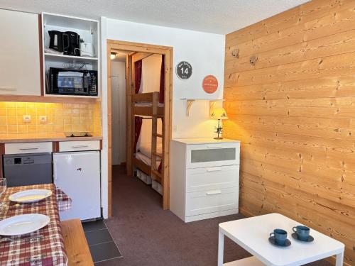 - une petite cuisine avec une petite table dans une chambre dans l'établissement Studio cabine 4 pers. avec balcon et wifi à Avoriaz - FR-1-634-95, à Morzine