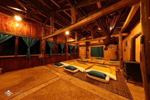 um quarto amplo com uma cama com almofadas no chão em Dinh Đá H'Mông - Karsterly Rock Lodge em Dồng Văn