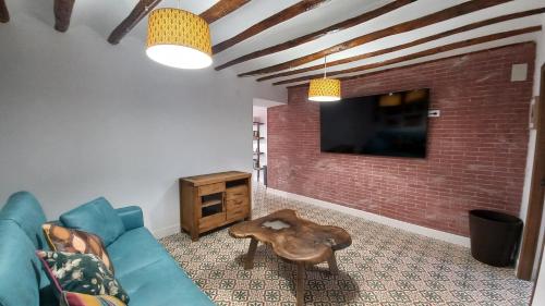 sala de estar con sofá azul y mesa en Casa Estilo Vintage en Cazorla, en Cazorla