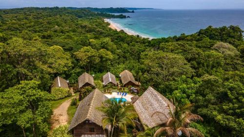 een luchtzicht op een resort met een strand en bomen bij Red Frog Beach Island Resort in Bocas del Toro