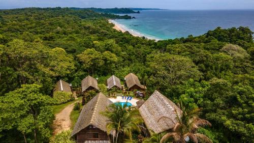 uma vista aérea de um resort com uma praia e árvores em Red Frog Beach Island Resort em Bocas Town