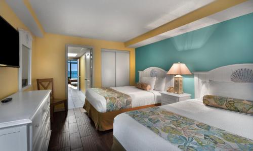 Voodi või voodid majutusasutuse Monterey Bay Suites toas