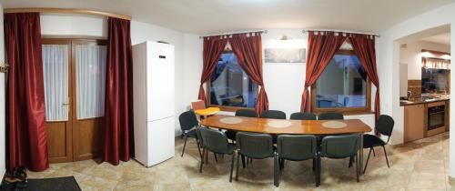 - une salle à manger avec une table et des chaises dans l'établissement Vila Decebal, à Râșnov