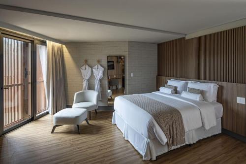 Un pat sau paturi într-o cameră la BA'RA Hotel