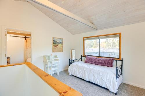 Postel nebo postele na pokoji v ubytování Bend Home with Fire Pit, 4 Mi to High Desert Museum!