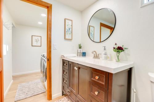 Koupelna v ubytování Bend Home with Fire Pit, 4 Mi to High Desert Museum!