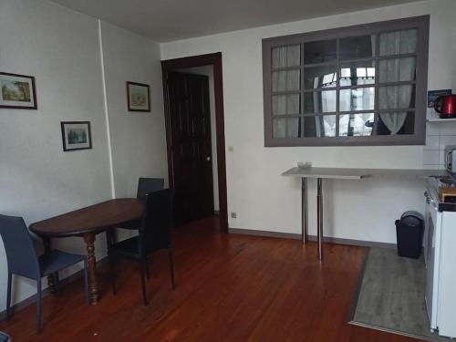 a dining room with a table and chairs and a window at Appartement centre in Aire-sur-lʼAdour