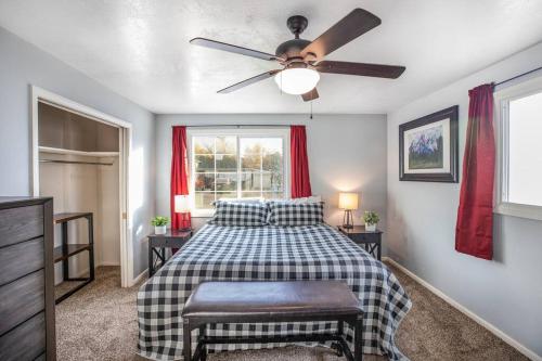 1 dormitorio con 1 cama y ventilador de techo en Pet Friendly Millcreek Home Close to Downtown/Mtns en Salt Lake City