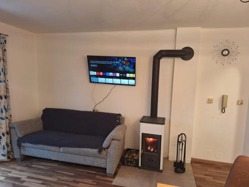 Televízia a/alebo spoločenská miestnosť v ubytovaní Haus Untermühle