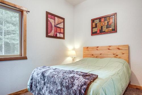 - une chambre avec un lit et une fenêtre dans l'établissement Townsend Cottage on UTV and Snowmobile Trail!, 