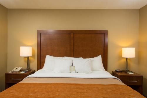 Ένα ή περισσότερα κρεβάτια σε δωμάτιο στο Comfort Inn & Suites