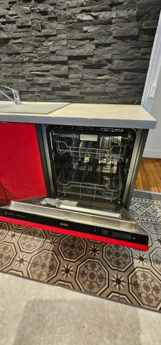 an oven with its door open in a room at Appartement tout équipé - Centre-ville EPERNAY in Épernay