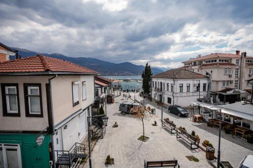 Blick auf eine Straße in einer Stadt mit Gebäuden in der Unterkunft Delago in Ohrid