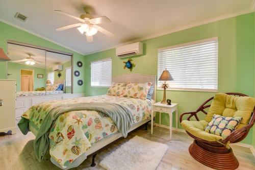 1 dormitorio con paredes verdes, 1 cama y espejo en Tree Top Paradise en Cudjoe Key