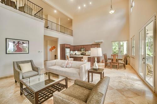 uma sala de estar com um sofá e uma mesa em Red Frog Beach Island Resort em Bocas del Toro