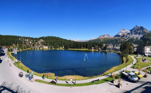a large lake with a sailboat in the middle at Postresidenz am See in Arosa