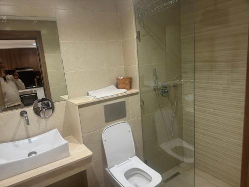 een badkamer met een toilet, een wastafel en een douche bij Appart Kech Menera in Marrakesh