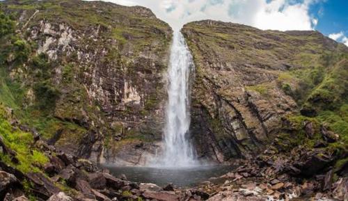 a waterfall on the side of a mountain at CASA NA SERRA in São Roque de Minas