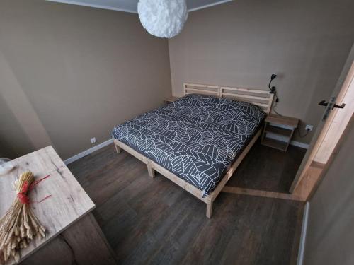 - Vistas a un dormitorio con cama y mesa en Apartament SOSNY 2, en Skarszewy