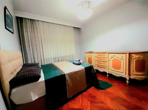 a bedroom with a bed and a dresser at İstanbul Kadıköy Şenesenevlerde Nezih Metroya Beş Dakika in Istanbul