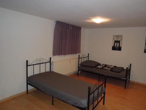 Postel nebo postele na pokoji v ubytování Ferienwohnung Monteurzimmer 2 Haus Arnstadt