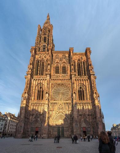 a large cathedral with people standing in front of it at Maison spacieuse et moderne Strasbourg in Ostwald