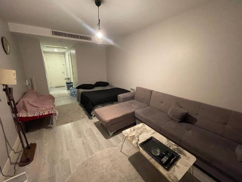 sala de estar con sofá y mesa en King Suite en Estambul