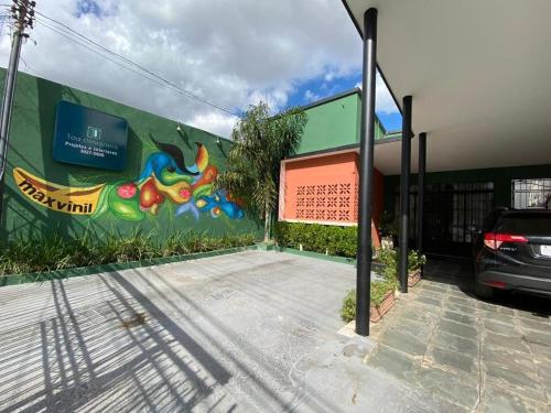 un edificio con un mural en el costado en Top Coliving I en Cuiabá